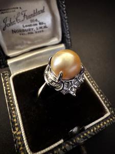 Anello  con  Perla  " GOLD "  e   Diamanti  